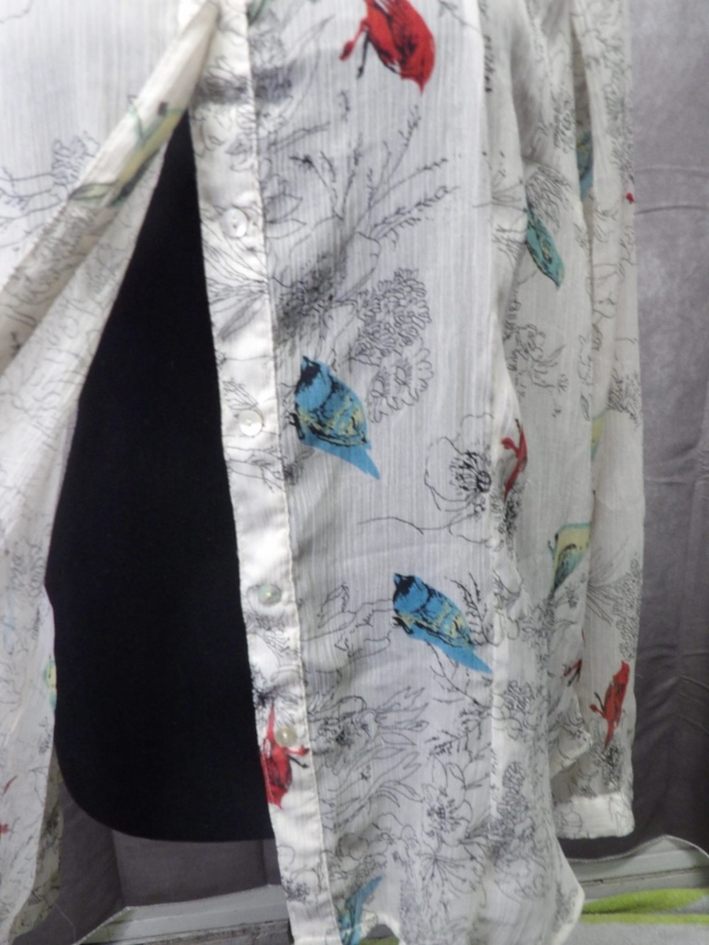 Sweet Magnolia Floral Blouse - Sheer, light weight. Size XL - Picture 5 of 6
